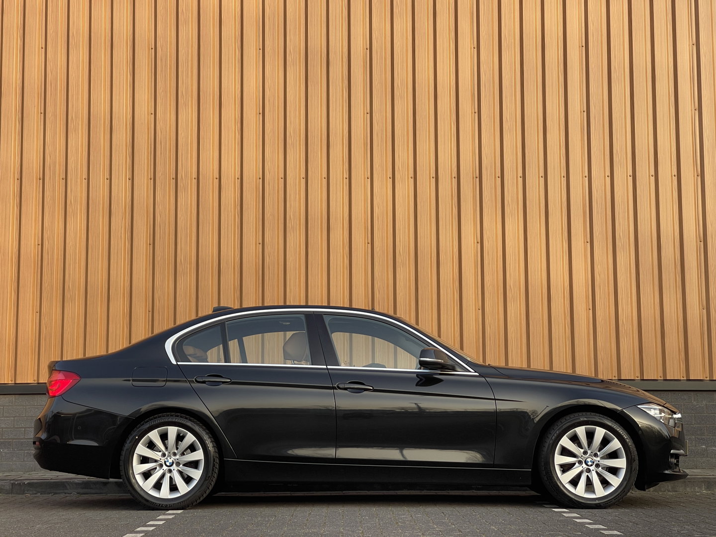 BMW 3-serie 320i Edition Luxury Line Purity Executive | Origineel Nederlands | Panoramadak | Cruise Control | Keyless | Parkeersensoren | Stoelverwarming | Stuurverwarming | Navigatie | Bluetooth