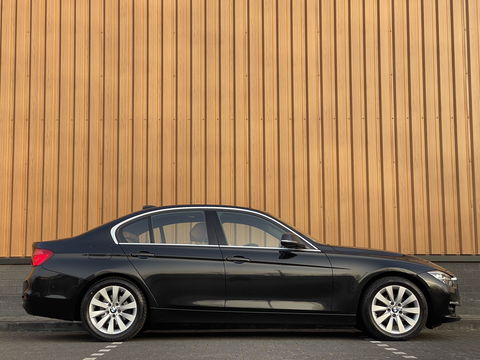 BMW 3-serie 320i Edition Luxury Line Purity Executive | Origineel Nederlands | Panoramadak | Cruise Control | Keyless | Parkeersensoren | Stoelverwarming | Stuurverwarming | Navigatie | Bluetooth