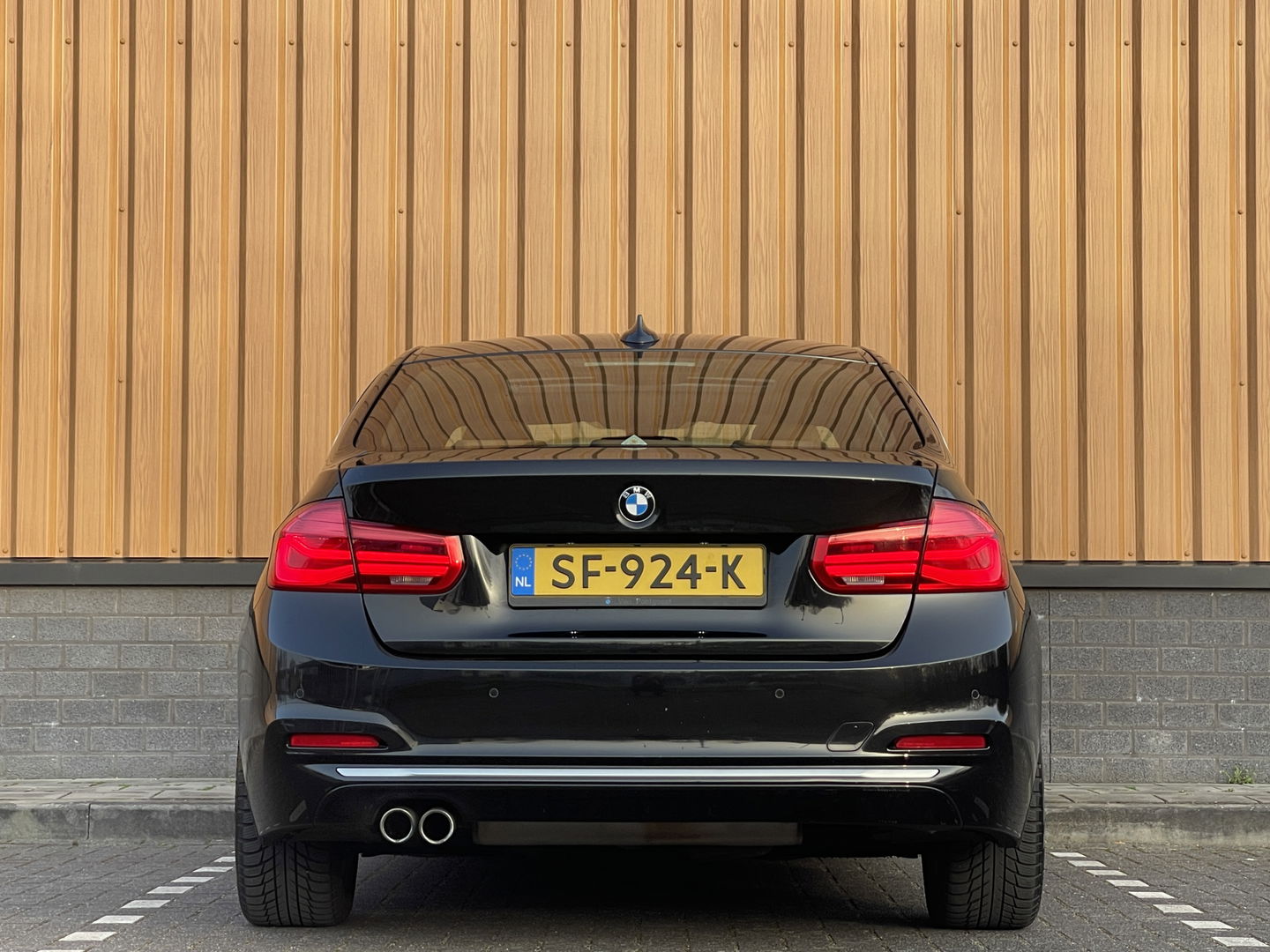 BMW 3-serie 320i Edition Luxury Line Purity Executive | Origineel Nederlands | Panoramadak | Cruise Control | Keyless | Parkeersensoren | Stoelverwarming | Stuurverwarming | Navigatie | Bluetooth