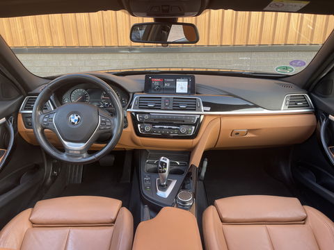 BMW 3-serie 320i Edition Luxury Line Purity Executive | Origineel Nederlands | Panoramadak | Cruise Control | Keyless | Parkeersensoren | Stoelverwarming | Stuurverwarming | Navigatie | Bluetooth