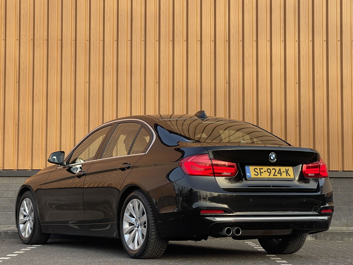 BMW 3-serie 320i Edition Luxury Line Purity Executive | Origineel Nederlands | Panoramadak | Cruise Control | Keyless | Parkeersensoren | Stoelverwarming | Stuurverwarming | Navigatie | Bluetooth