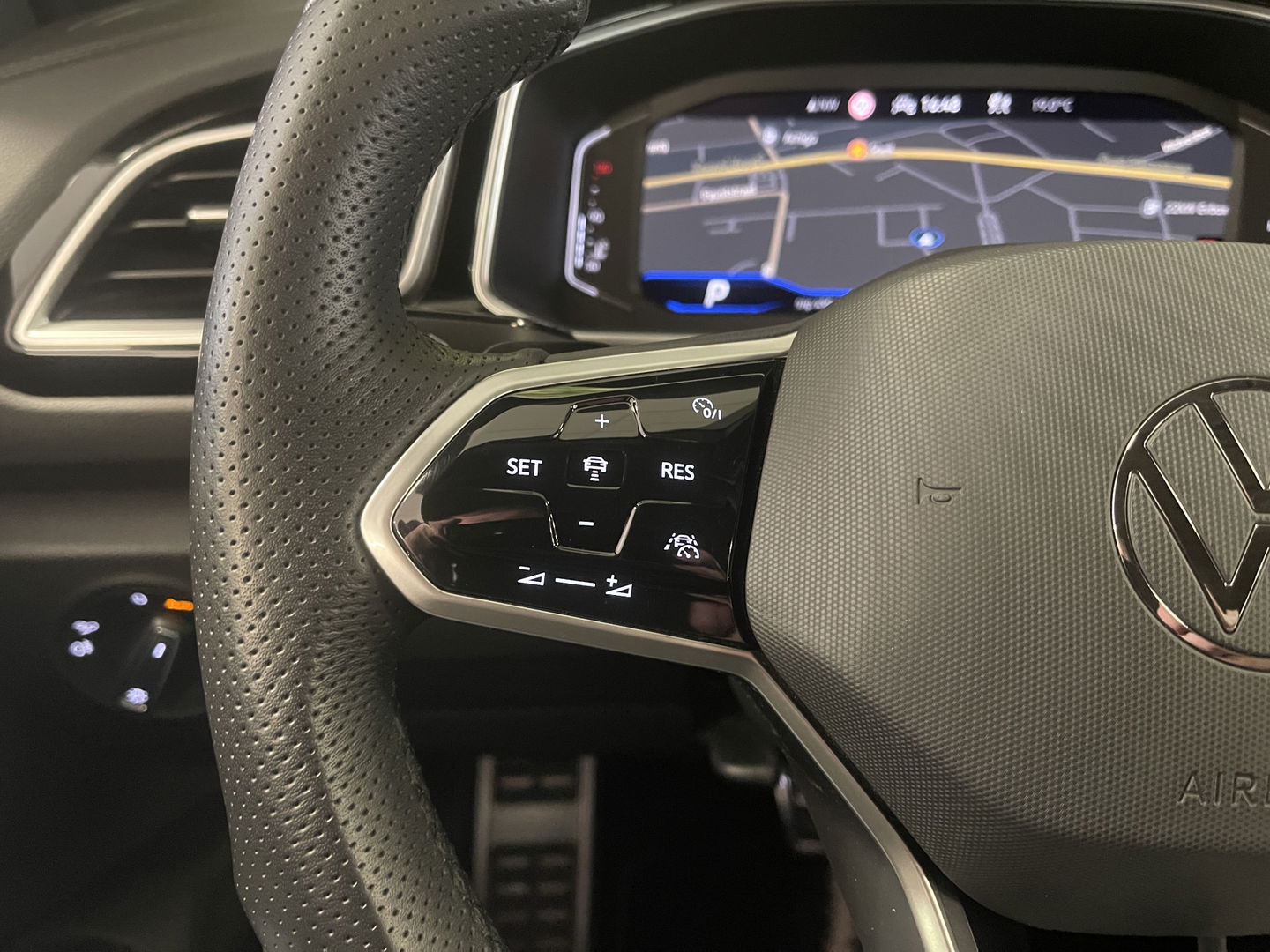 Volkswagen T-Roc Cabrio 1.5 TSI R-Line | Apple Carplay | Android Auto | Stuurverwarming | Stoelverwarming | Camera | Adaptieve Cruise Control | Lane Assist | Dodehoeksensor | DAB |