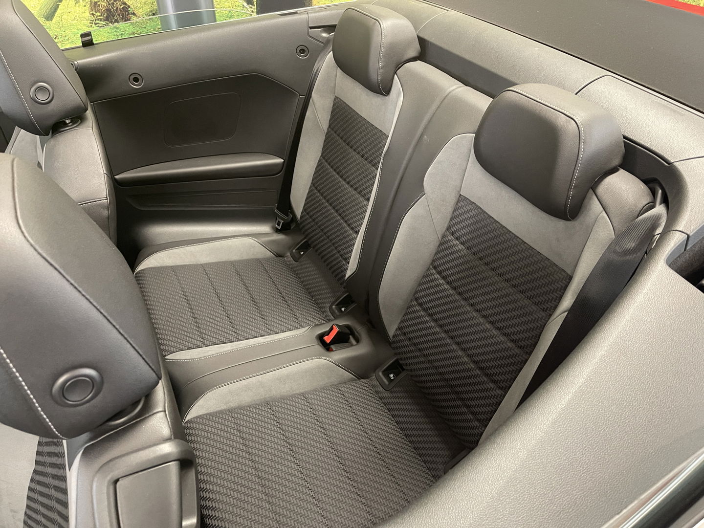 Volkswagen T-Roc Cabrio 1.5 TSI R-Line | Apple Carplay | Android Auto | Stuurverwarming | Stoelverwarming | Camera | Adaptieve Cruise Control | Lane Assist | Dodehoeksensor | DAB |