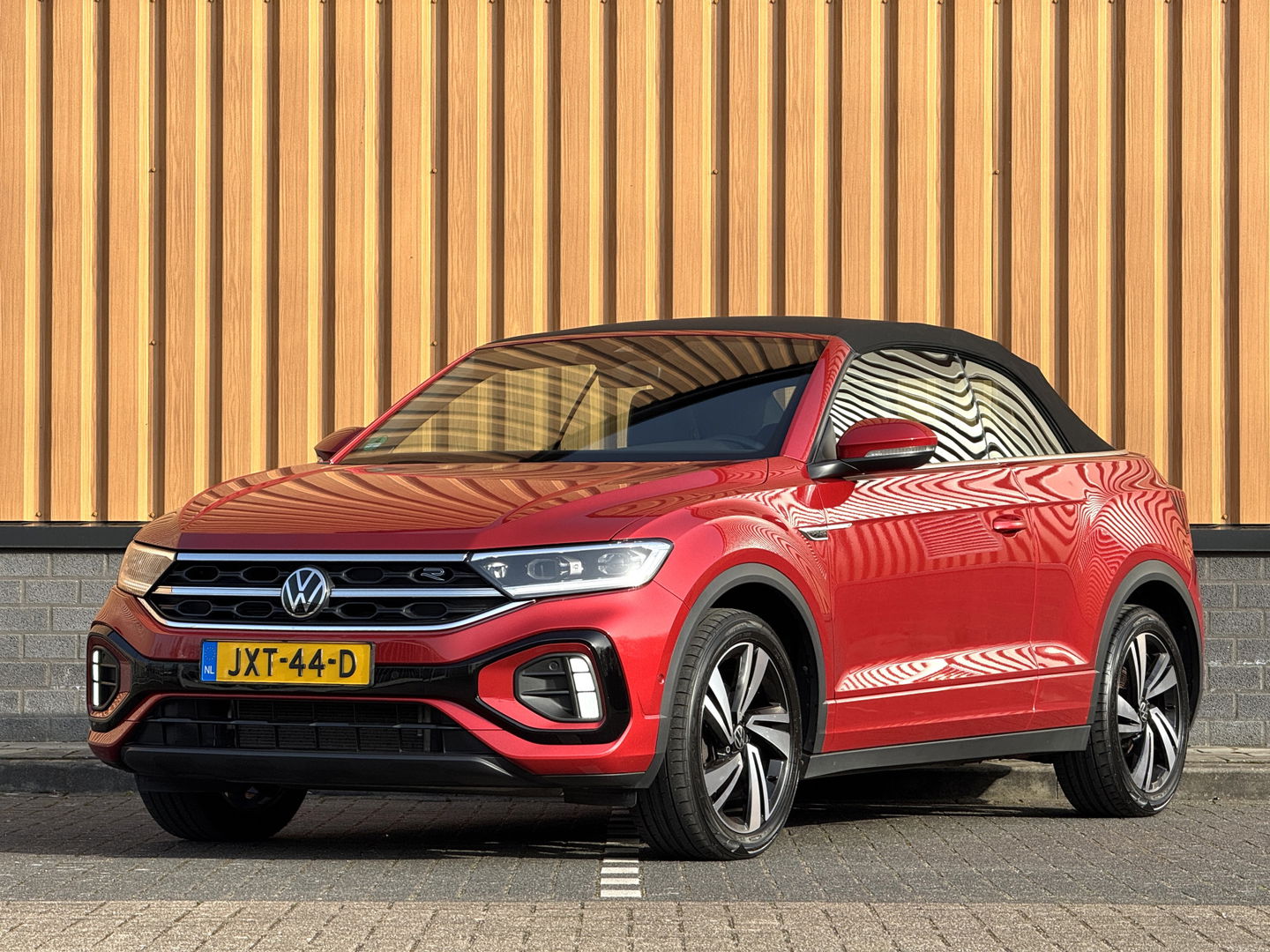 Volkswagen T-Roc Cabrio 1.5 TSI R-Line | Apple Carplay | Android Auto | Stuurverwarming | Stoelverwarming | Camera | Adaptieve Cruise Control | Lane Assist | Dodehoeksensor | DAB |