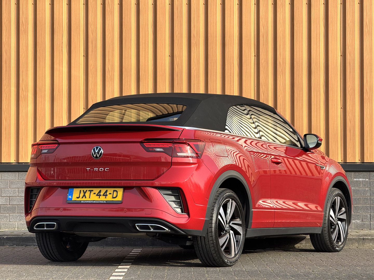 Volkswagen T-Roc Cabrio 1.5 TSI R-Line | Apple Carplay | Android Auto | Stuurverwarming | Stoelverwarming | Camera | Adaptieve Cruise Control | Lane Assist | Dodehoeksensor | DAB |