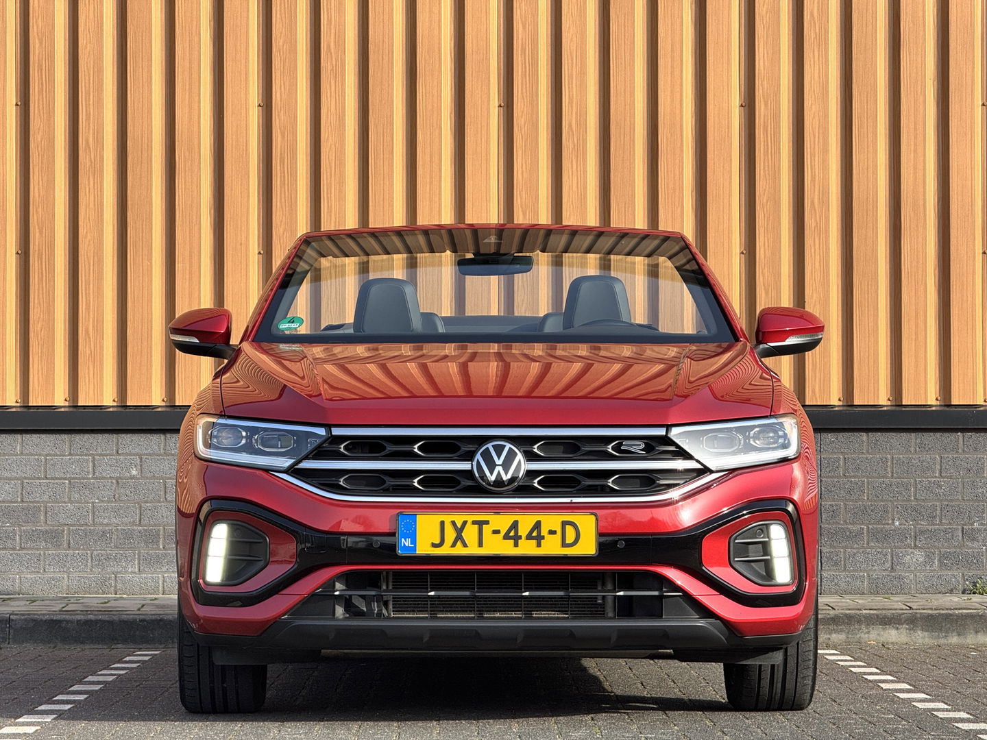 Volkswagen T-Roc Cabrio 1.5 TSI R-Line | Apple Carplay | Android Auto | Stuurverwarming | Stoelverwarming | Camera | Adaptieve Cruise Control | Lane Assist | Dodehoeksensor | DAB |