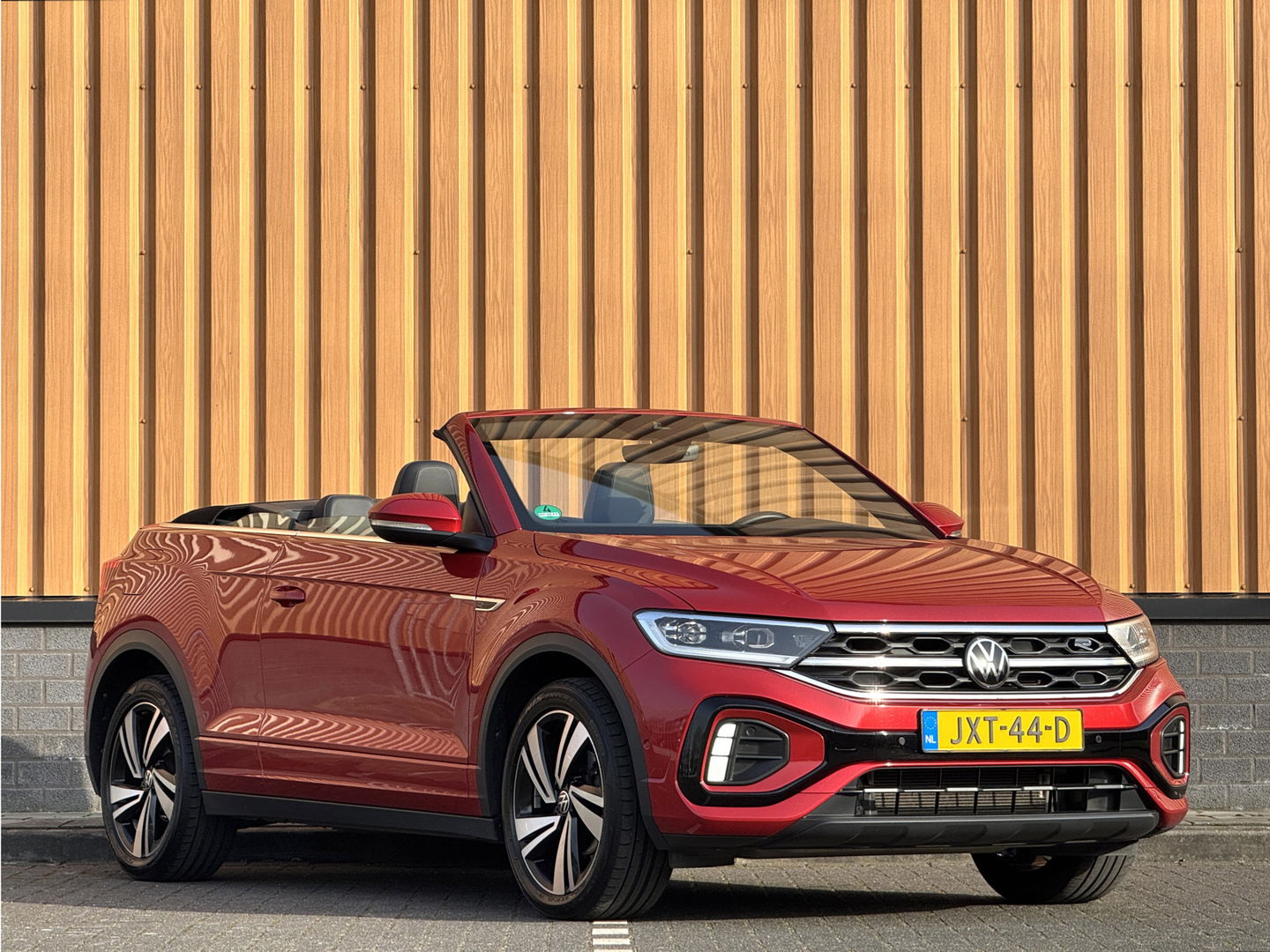Volkswagen T-Roc Cabrio 1.5 TSI R-Line | Apple Carplay | Android Auto | Stuurverwarming | Stoelverwarming | Camera | Adaptieve Cruise Control | Lane Assist | Dodehoeksensor | DAB |