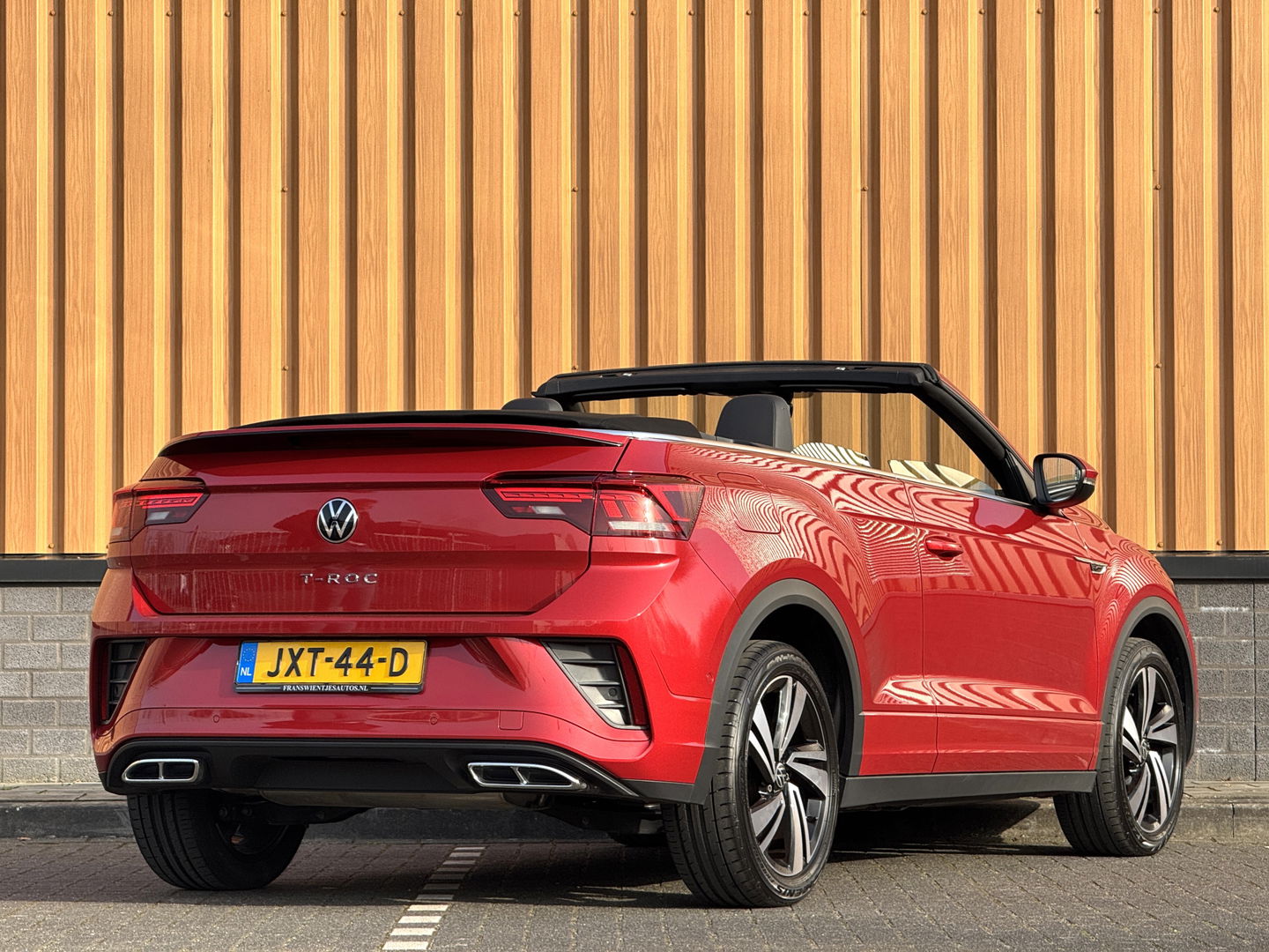 Volkswagen T-Roc Cabrio 1.5 TSI R-Line | Apple Carplay | Android Auto | Stuurverwarming | Stoelverwarming | Camera | Adaptieve Cruise Control | Lane Assist | Dodehoeksensor | DAB |