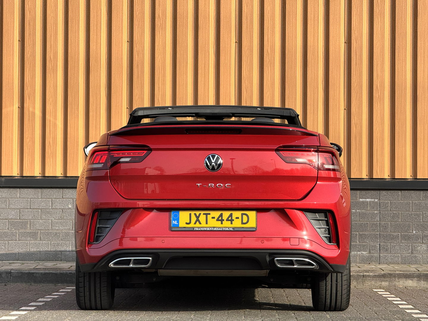 Volkswagen T-Roc Cabrio 1.5 TSI R-Line | Apple Carplay | Android Auto | Stuurverwarming | Stoelverwarming | Camera | Adaptieve Cruise Control | Lane Assist | Dodehoeksensor | DAB |
