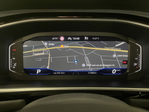 Volkswagen T-Roc Cabrio 1.5 TSI R-Line | Apple Carplay | Android Auto | Stuurverwarming | Stoelverwarming | Camera | Adaptieve Cruise Control | Lane Assist | Dodehoeksensor | DAB |