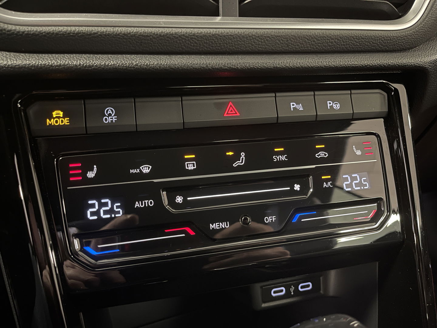 Volkswagen T-Roc Cabrio 1.5 TSI R-Line | Apple Carplay | Android Auto | Stuurverwarming | Stoelverwarming | Camera | Adaptieve Cruise Control | Lane Assist | Dodehoeksensor | DAB |