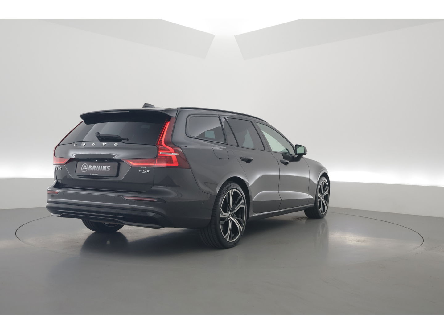 Volvo V60 2.0 T6 Plug-in hybrid AWD Ultra Dark | Pano-dak | Head-up | 360 camera | Leer | Stoel + stuurverw. | Gelamineerd glas |