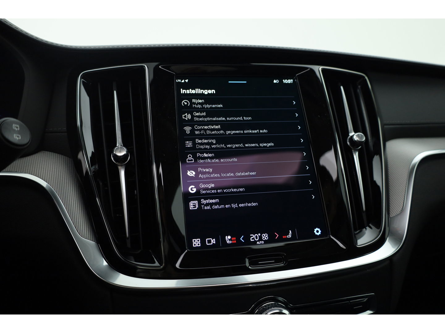 Volvo V60 2.0 T6 Plug-in hybrid AWD Ultra Dark | Pano-dak | Head-up | 360 camera | Leer | Stoel + stuurverw. | Gelamineerd glas |