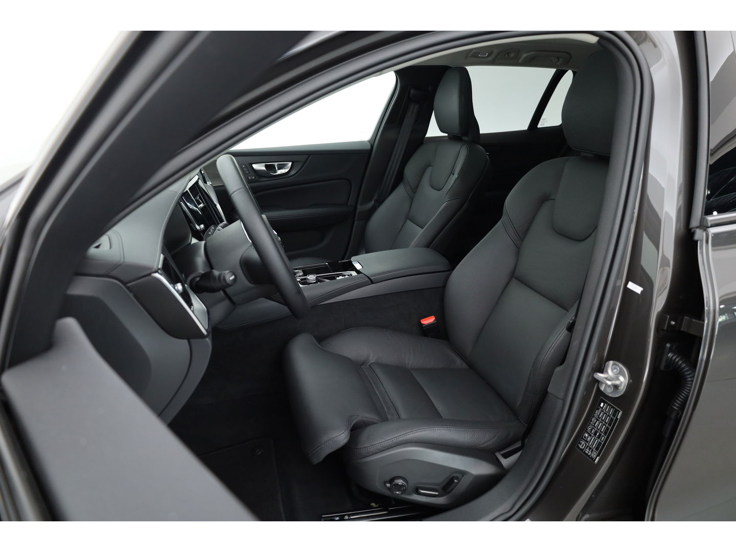 Volvo V60 2.0 T6 Plug-in hybrid AWD Ultra Dark | Pano-dak | Head-up | 360 camera | Leer | Stoel + stuurverw. | Gelamineerd glas |