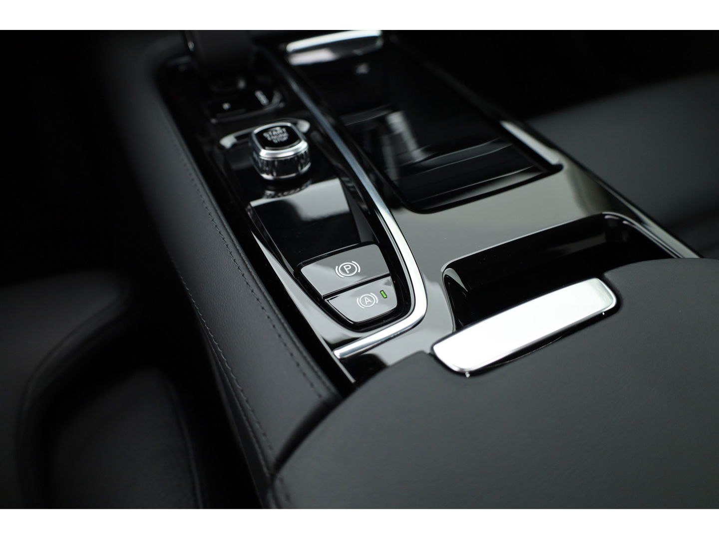 Volvo V60 2.0 T6 Plug-in hybrid AWD Ultra Dark | Pano-dak | Head-up | 360 camera | Leer | Stoel + stuurverw. | Gelamineerd glas |