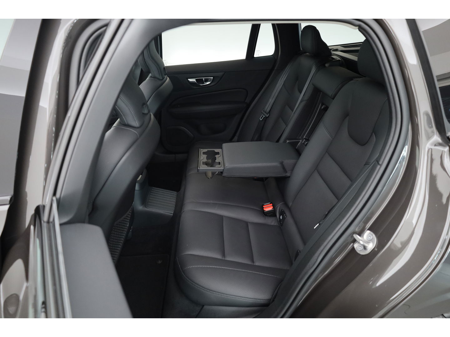 Volvo V60 2.0 T6 Plug-in hybrid AWD Ultra Dark | Pano-dak | Head-up | 360 camera | Leer | Stoel + stuurverw. | Gelamineerd glas |