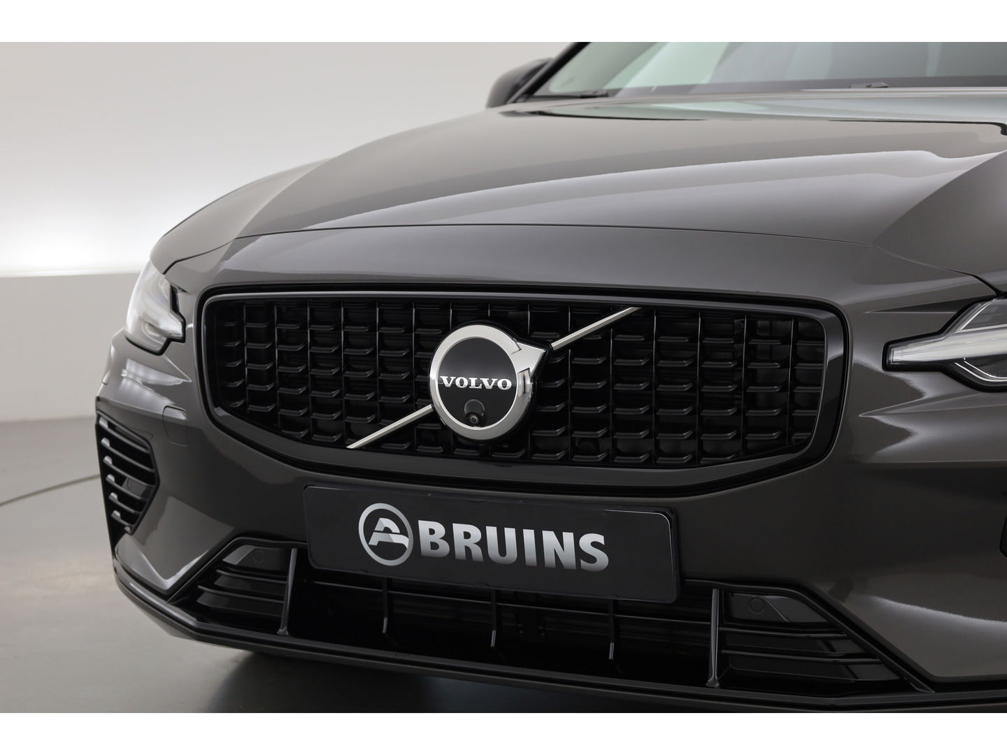 Volvo V60 2.0 T6 Plug-in hybrid AWD Ultra Dark | Pano-dak | Head-up | 360 camera | Leer | Stoel + stuurverw. | Gelamineerd glas |