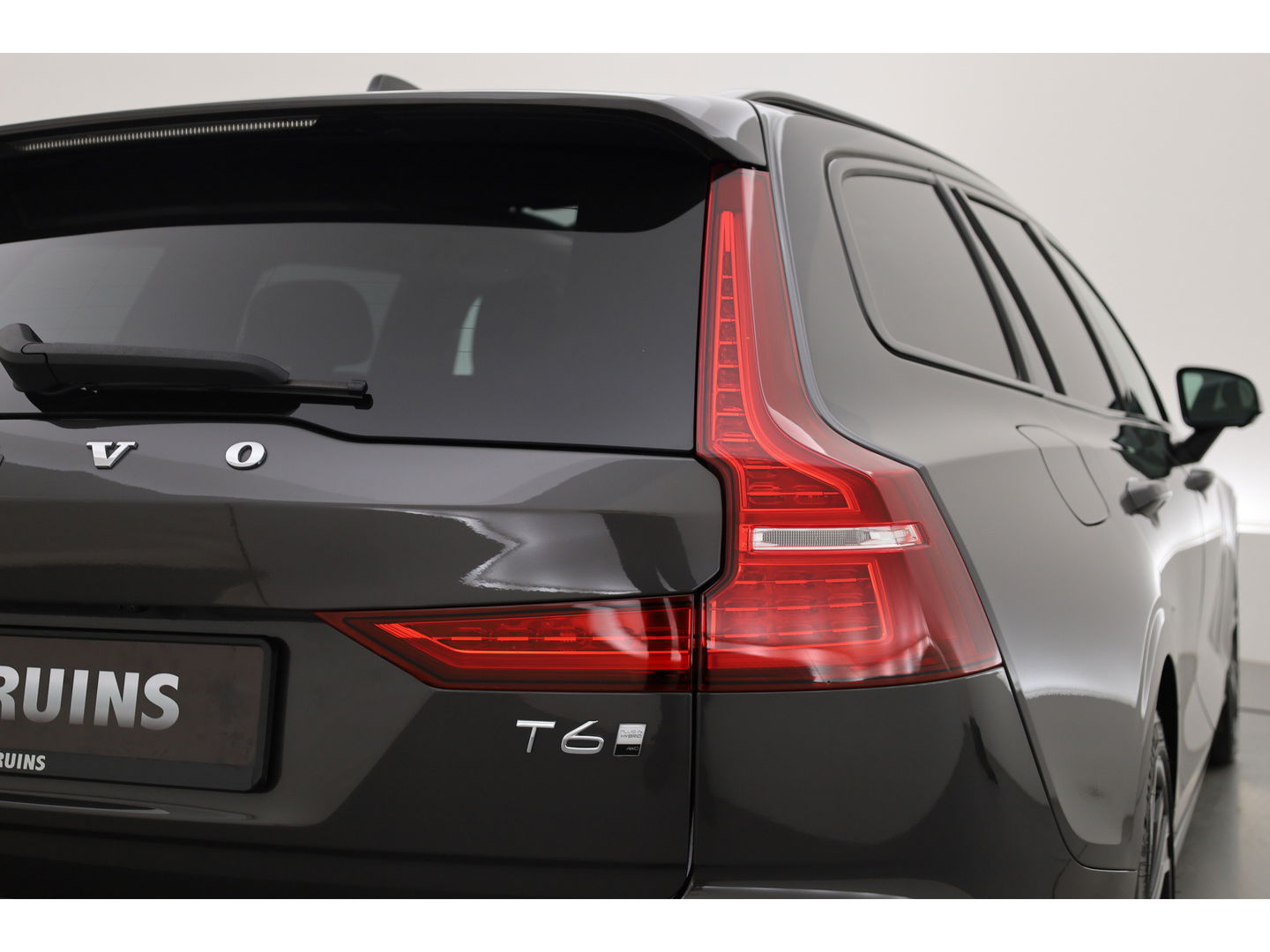 Volvo V60 2.0 T6 Plug-in hybrid AWD Ultra Dark | Pano-dak | Head-up | 360 camera | Leer | Stoel + stuurverw. | Gelamineerd glas |