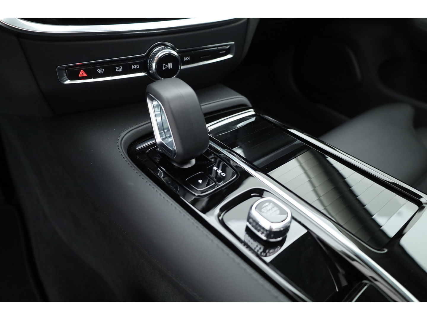 Volvo V60 2.0 T6 Plug-in hybrid AWD Ultra Dark | Pano-dak | Head-up | 360 camera | Leer | Stoel + stuurverw. | Gelamineerd glas |