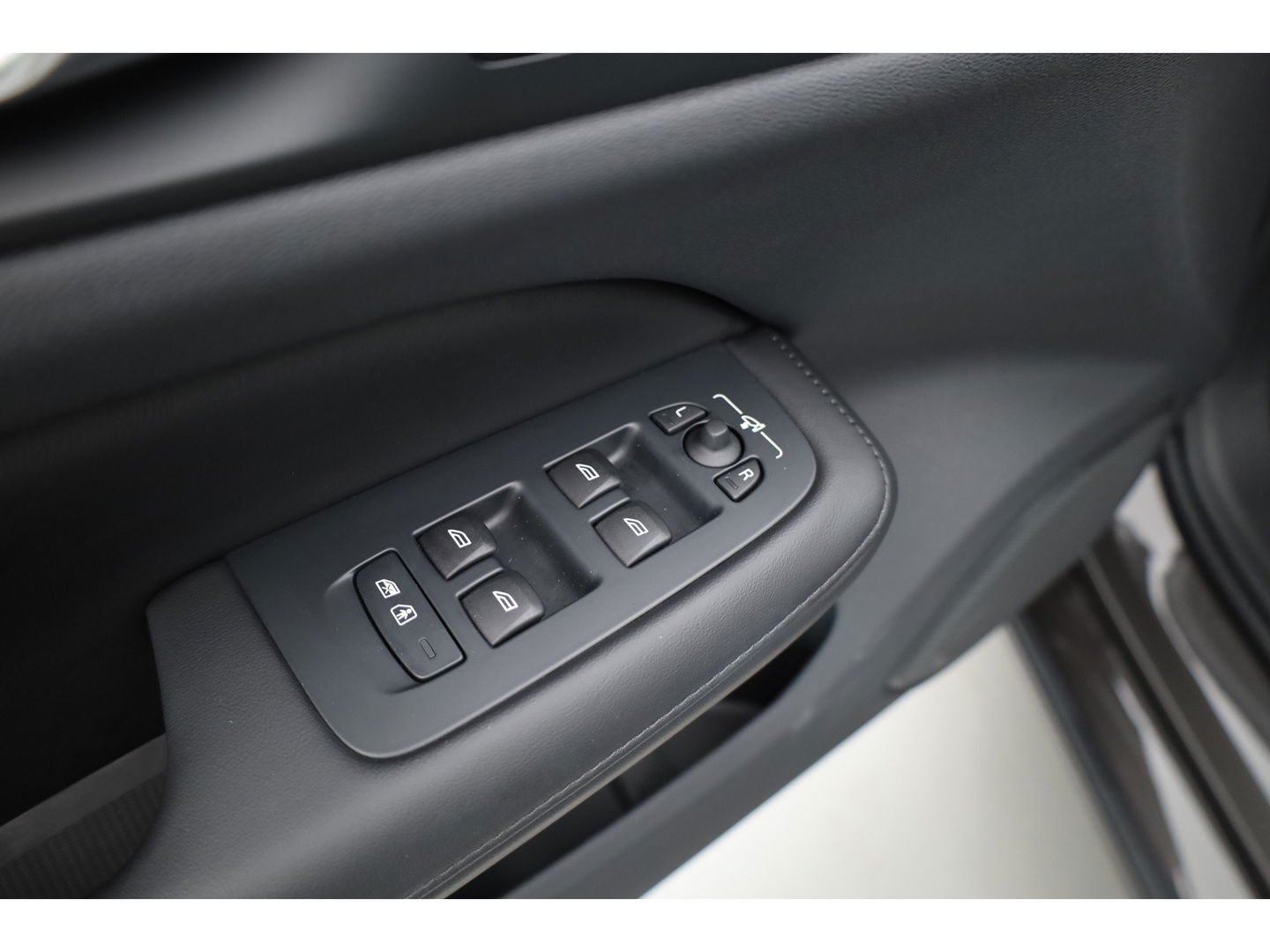 Volvo V60 2.0 T6 Plug-in hybrid AWD Ultra Dark | Pano-dak | Head-up | 360 camera | Leer | Stoel + stuurverw. | Gelamineerd glas |