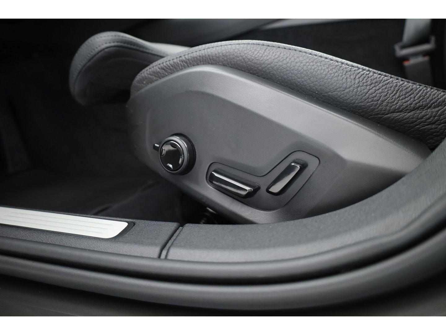 Volvo V60 2.0 T6 Plug-in hybrid AWD Ultra Dark | Pano-dak | Head-up | 360 camera | Leer | Stoel + stuurverw. | Gelamineerd glas |