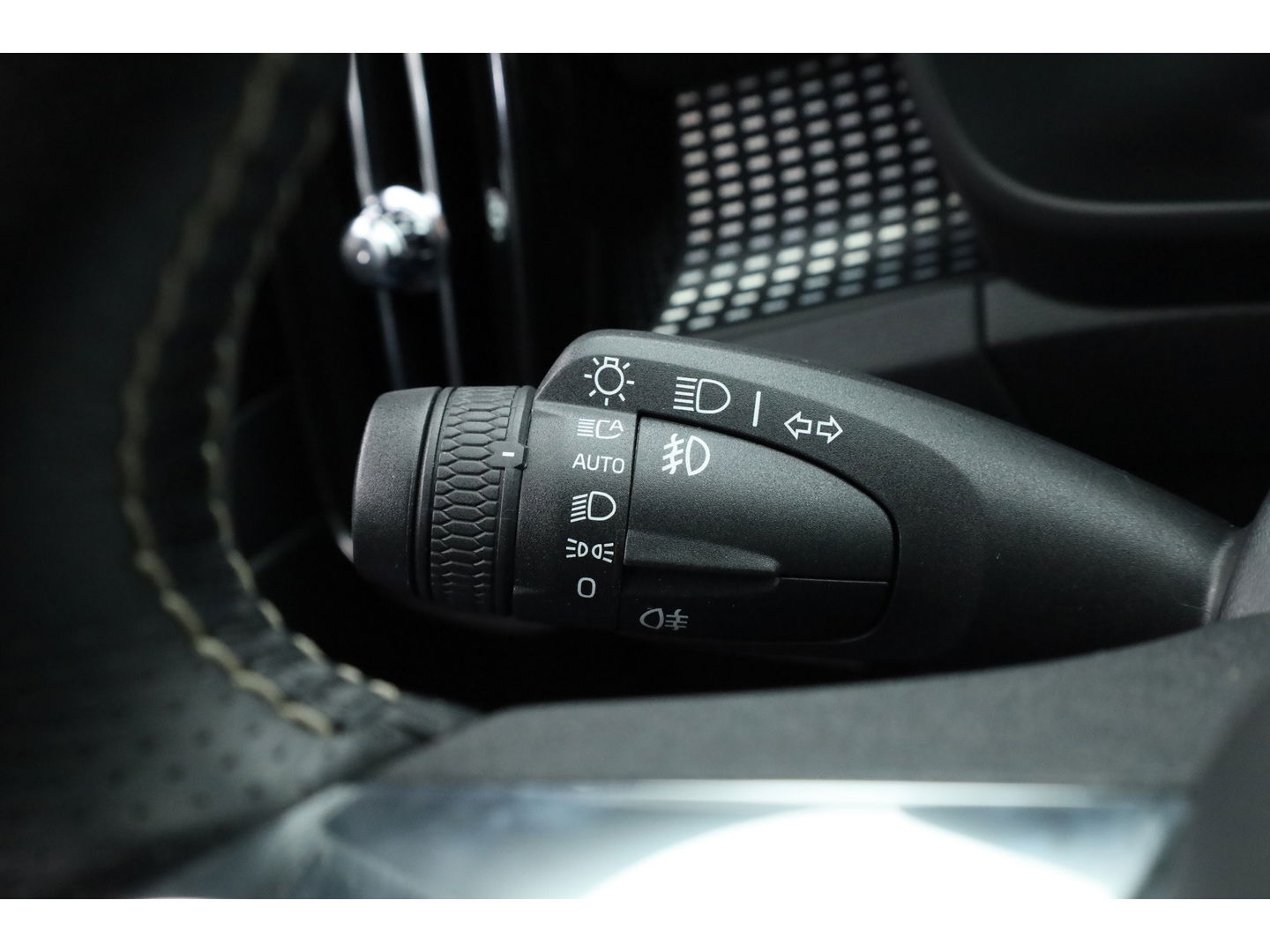 Volvo XC40 2.0 T4 R-Design | Pano | Trekhaak | Lava- interieur | 20 inch | H&K Audio| ACC | Standkachel |