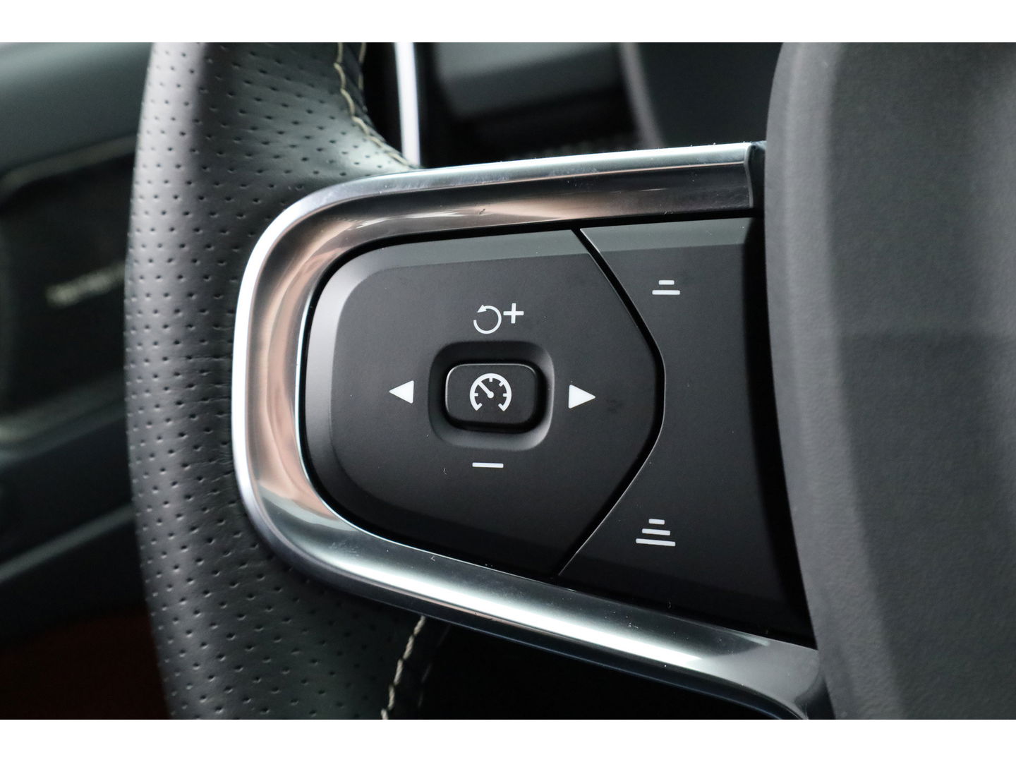 Volvo XC40 2.0 T4 R-Design | Pano | Trekhaak | Lava- interieur | 20 inch | H&K Audio| ACC | Standkachel |