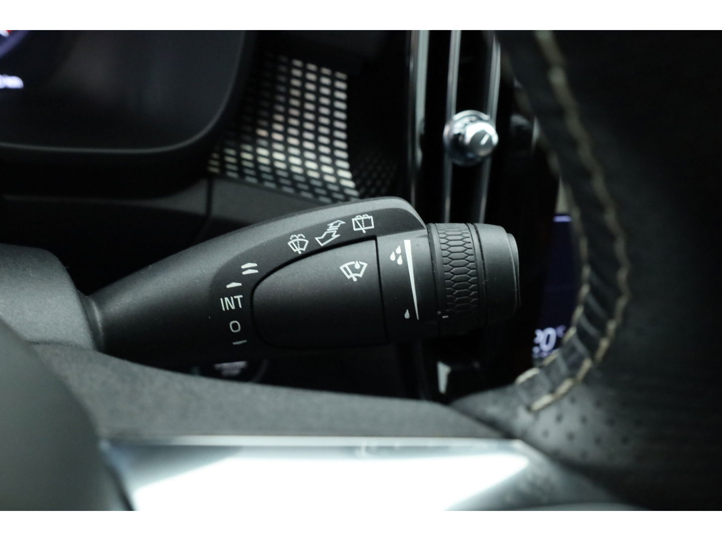 Volvo XC40 2.0 T4 R-Design | Pano | Trekhaak | Lava- interieur | 20 inch | H&K Audio| ACC | Standkachel |