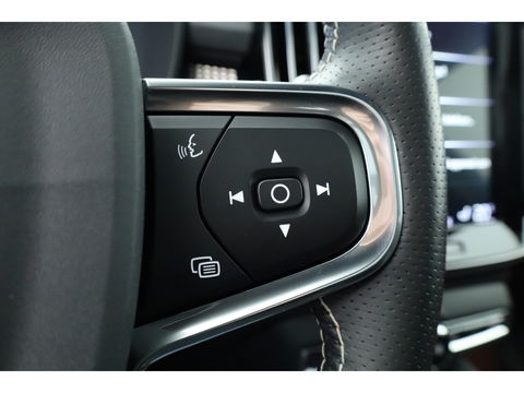 Volvo XC40 2.0 T4 R-Design | Pano | Trekhaak | Lava- interieur | 20 inch | H&K Audio| ACC | Standkachel |