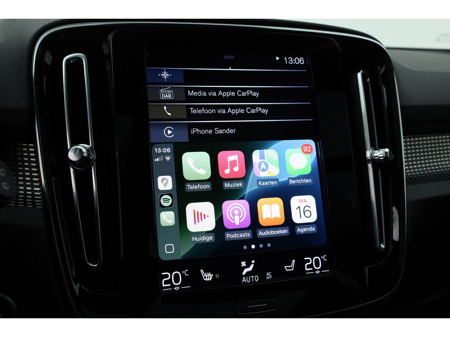 Volvo XC40 2.0 T4 R-Design | Pano | Trekhaak | Lava- interieur | 20 inch | H&K Audio| ACC | Standkachel |