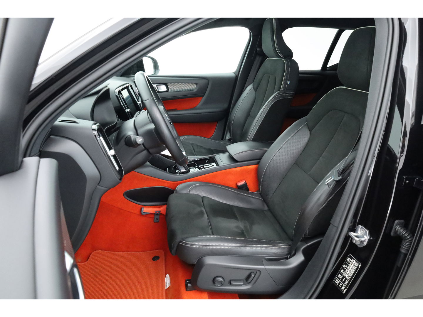 Volvo XC40 2.0 T4 R-Design | Pano | Trekhaak | Lava- interieur | 20 inch | H&K Audio| ACC | Standkachel |