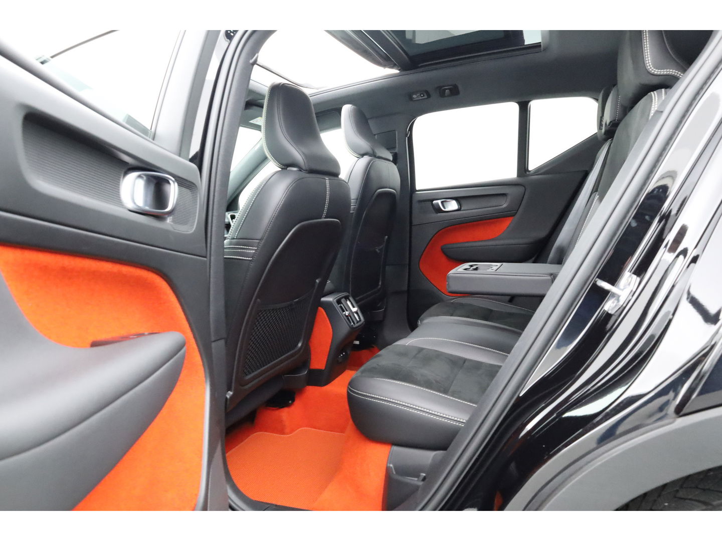 Volvo XC40 2.0 T4 R-Design | Pano | Trekhaak | Lava- interieur | 20 inch | H&K Audio| ACC | Standkachel |