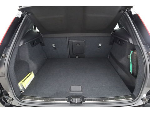 Volvo XC40 2.0 T4 R-Design | Pano | Trekhaak | Lava- interieur | 20 inch | H&K Audio| ACC | Standkachel |