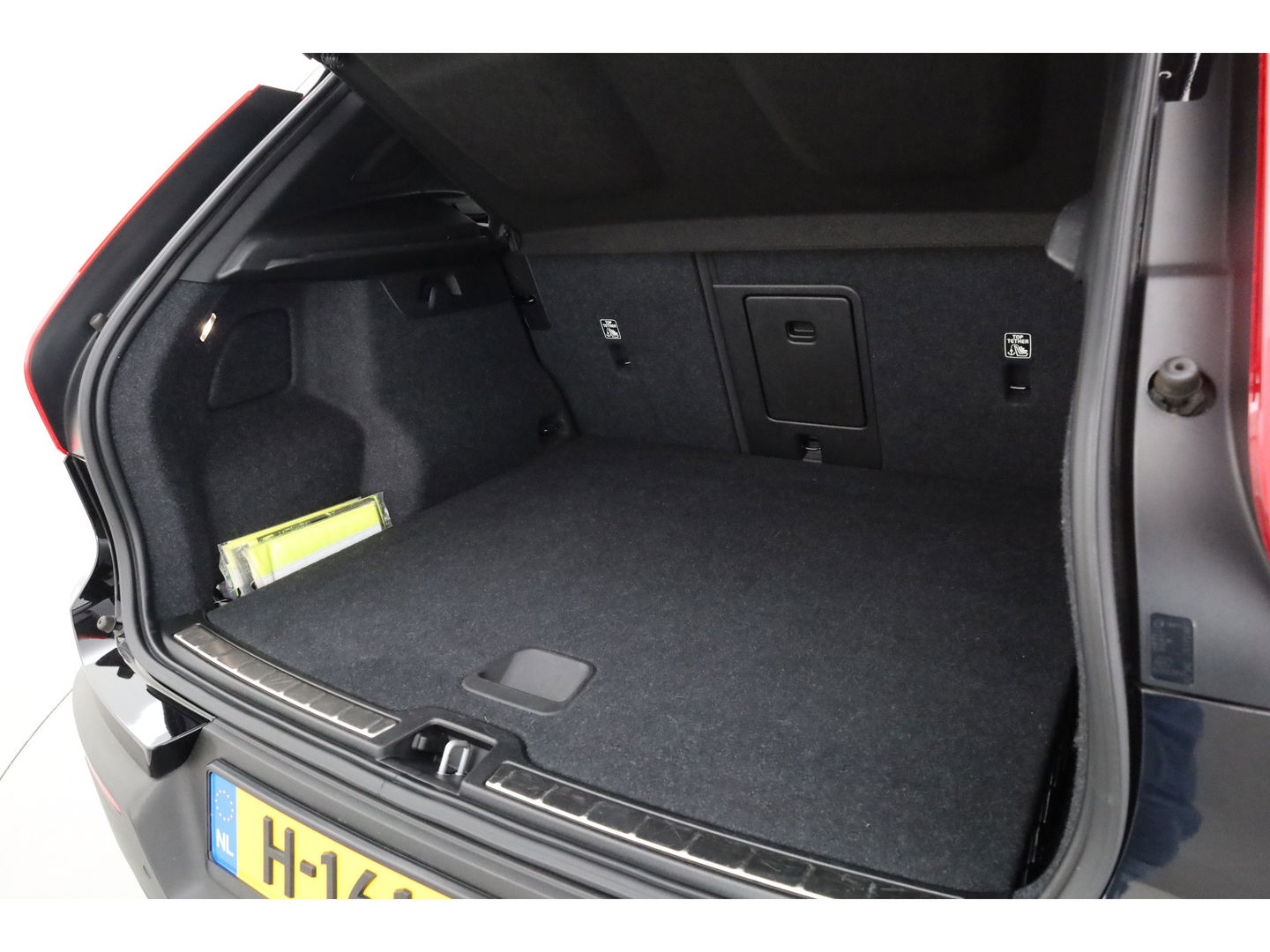 Volvo XC40 2.0 T4 R-Design | Pano | Trekhaak | Lava- interieur | 20 inch | H&K Audio| ACC | Standkachel |