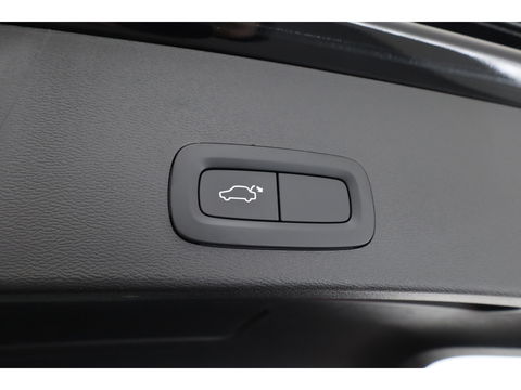 Volvo XC40 2.0 T4 R-Design | Pano | Trekhaak | Lava- interieur | 20 inch | H&K Audio| ACC | Standkachel |