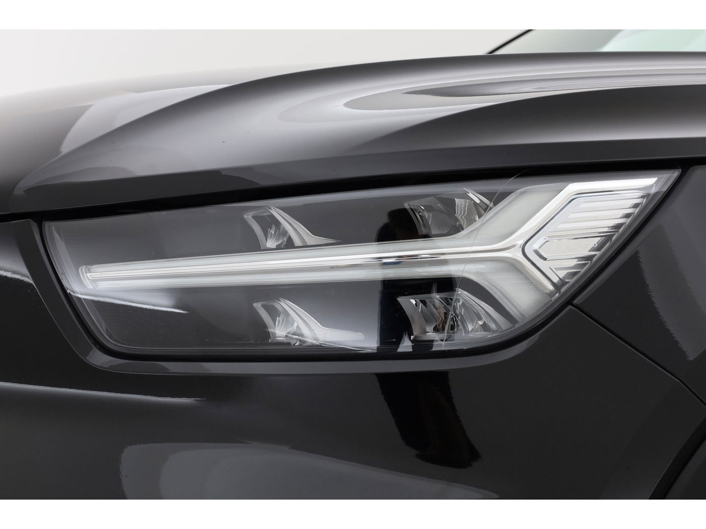 Volvo XC40 2.0 T4 R-Design | Pano | Trekhaak | Lava- interieur | 20 inch | H&K Audio| ACC | Standkachel |