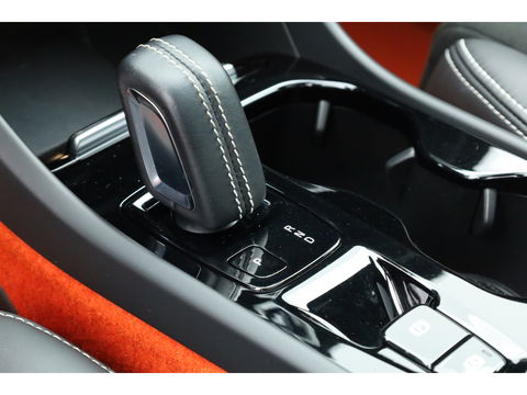 Volvo XC40 2.0 T4 R-Design | Pano | Trekhaak | Lava- interieur | 20 inch | H&K Audio| ACC | Standkachel |