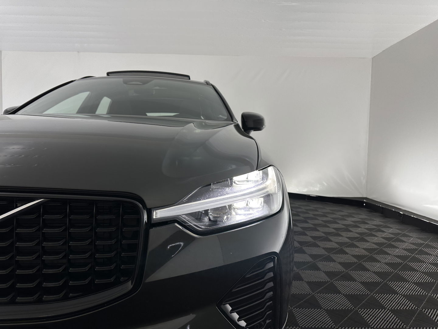 Volvo XC60 2.0 T6 AWD R-Design (Plug-In) (INCL-BTW) Aut. *PANO | LEATHER | FULL-LED | MEMORY-PACK | DIGI-COCKPIT | KEYLESS | CAMERA | BLINDSPOT | HEATED-SPORTSEATS | NAVI-FULLMAP | ECC | PDC | ADAPTIVE-CRUISE | MODEL 2022 | TOWBAR*