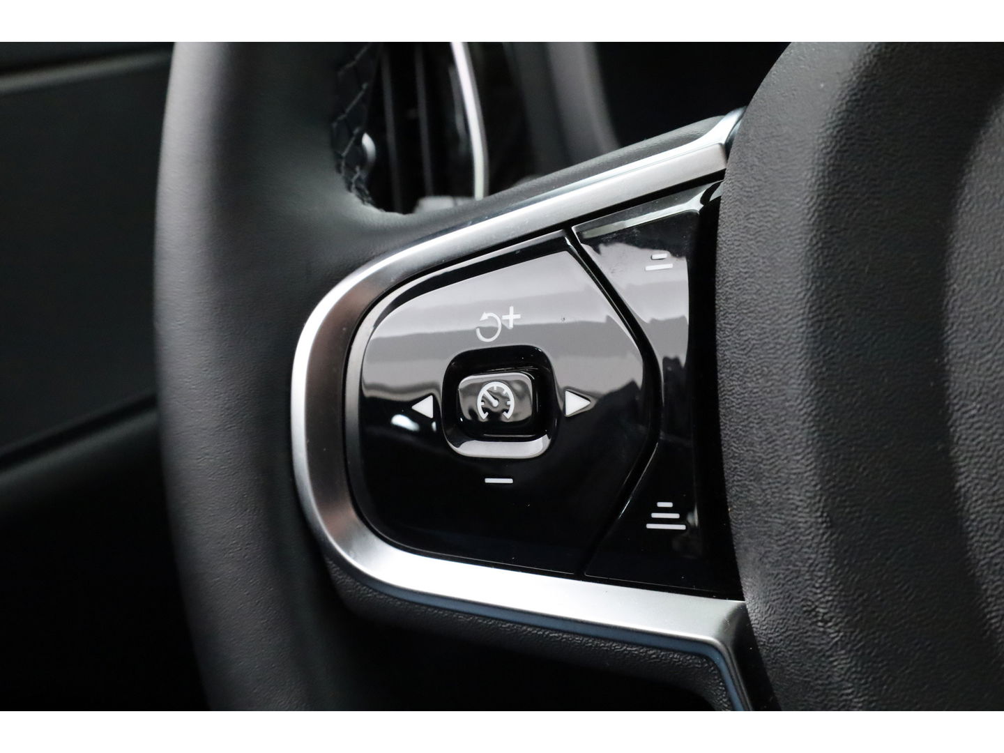 Volvo V60 2.0 T6 Plug-in hybrid AWD Plus Dark | Leer | Stoel + stuuverwarming | Camera |