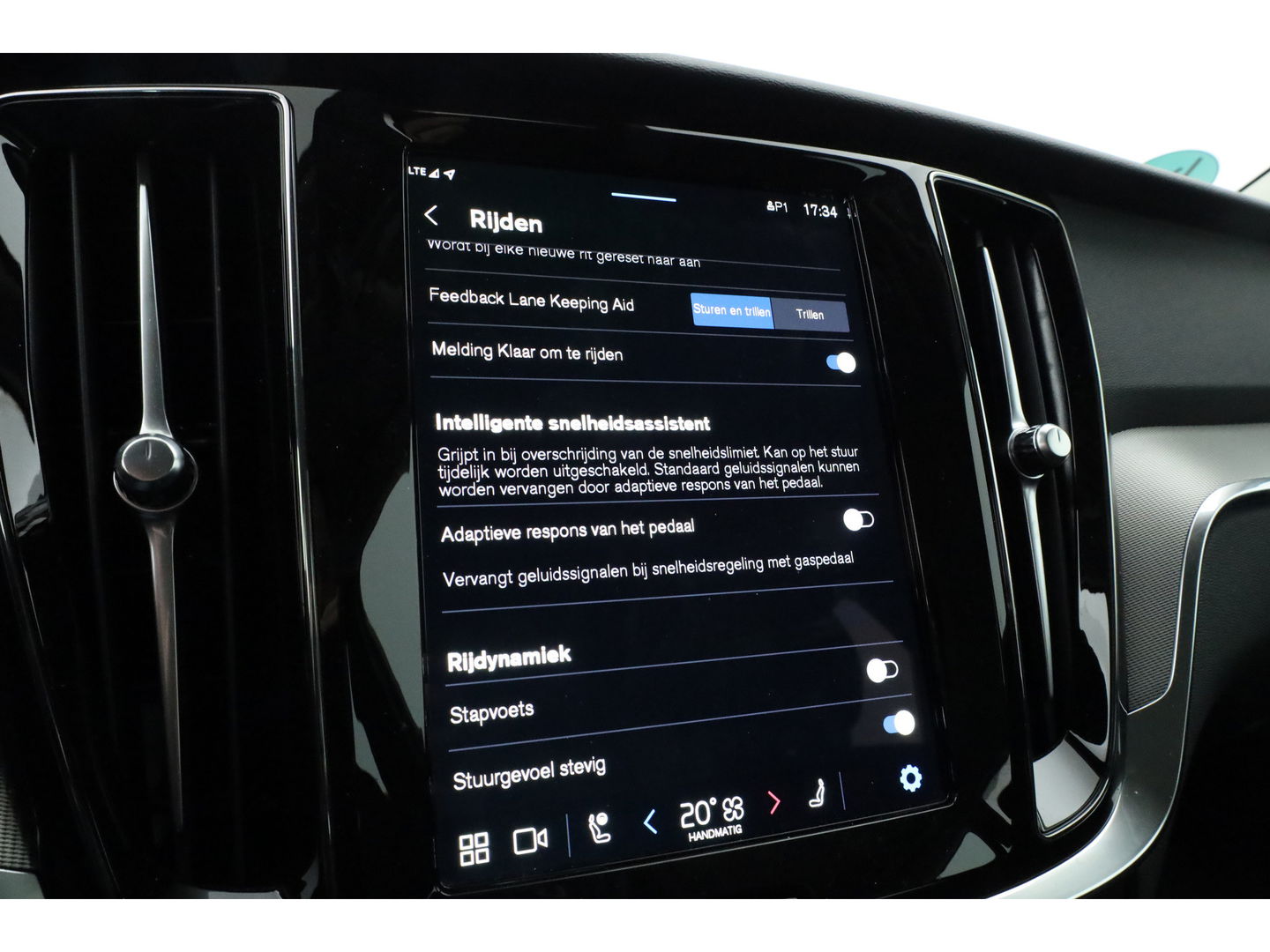 Volvo V60 2.0 T6 Plug-in hybrid AWD Plus Dark | Leer | Stoel + stuuverwarming | Camera |