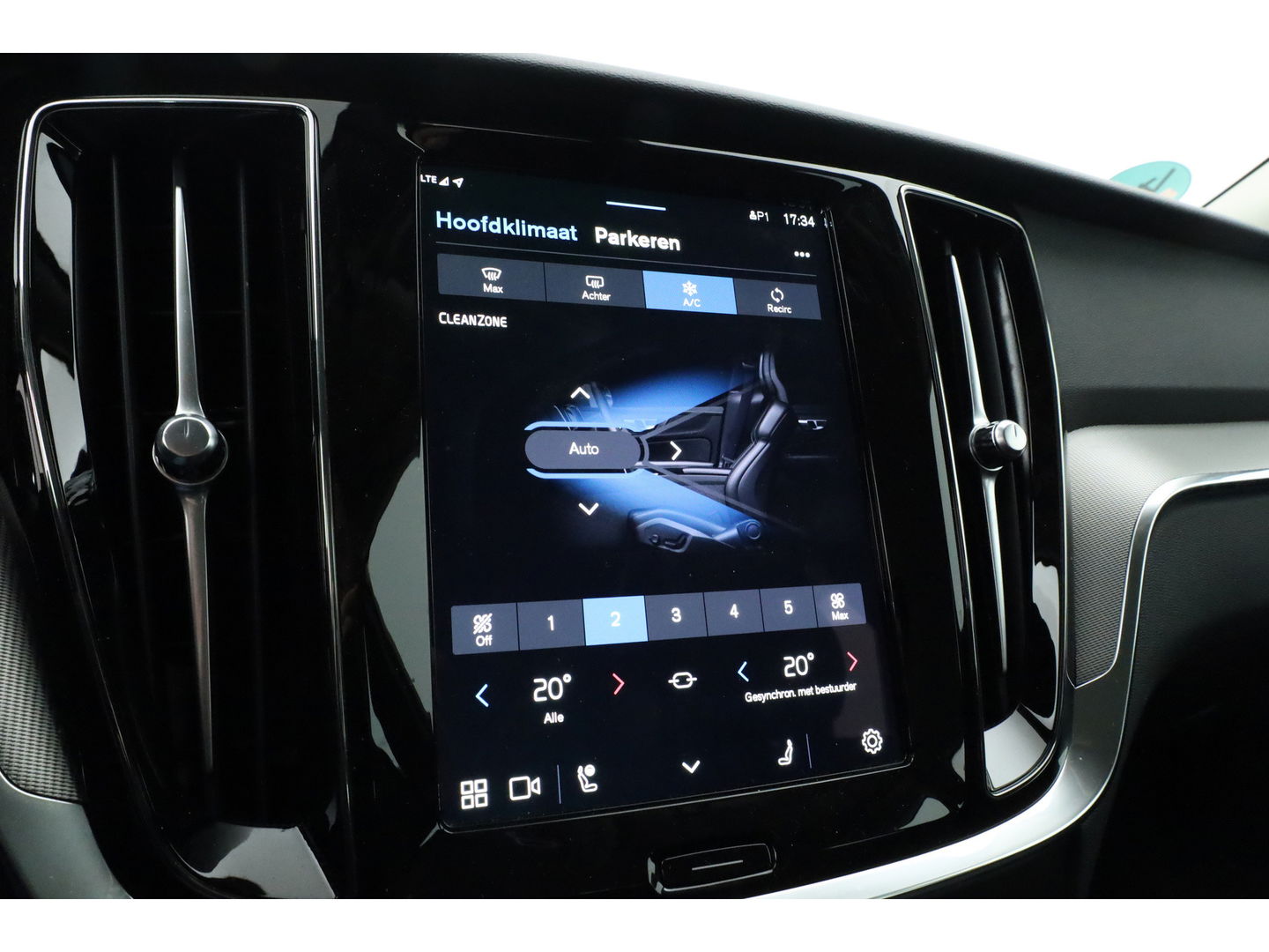 Volvo V60 2.0 T6 Plug-in hybrid AWD Plus Dark | Leer | Stoel + stuuverwarming | Camera |