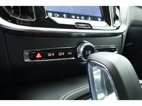 Volvo V60 2.0 T6 Plug-in hybrid AWD Plus Dark | Leer | Stoel + stuuverwarming | Camera |