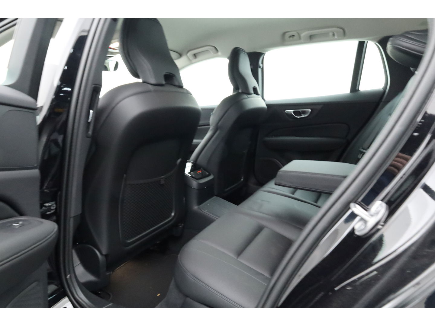 Volvo V60 2.0 T6 Plug-in hybrid AWD Plus Dark | Leer | Stoel + stuuverwarming | Camera |