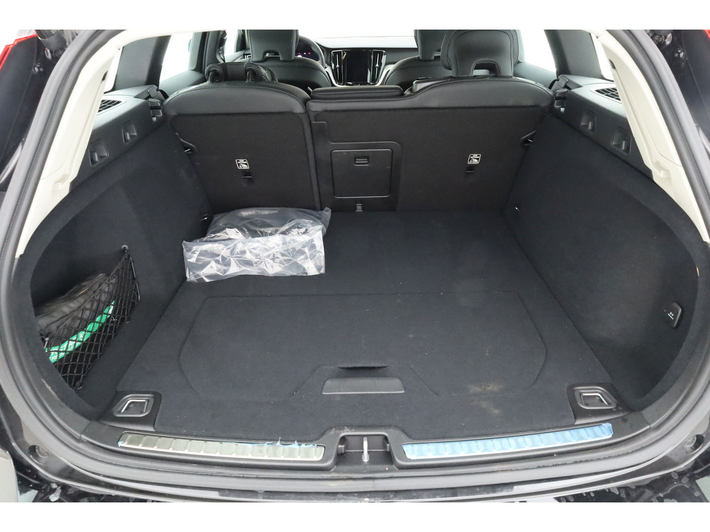 Volvo V60 2.0 T6 Plug-in hybrid AWD Plus Dark | Leer | Stoel + stuuverwarming | Camera |