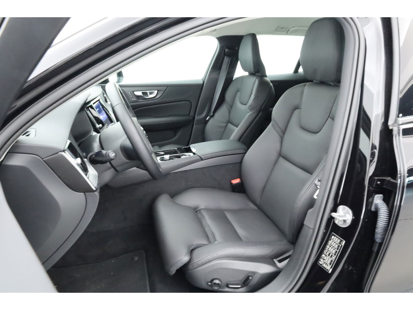 Volvo V60 2.0 T6 Plug-in hybrid AWD Plus Dark | Leer | Stoel + stuuverwarming | Camera |