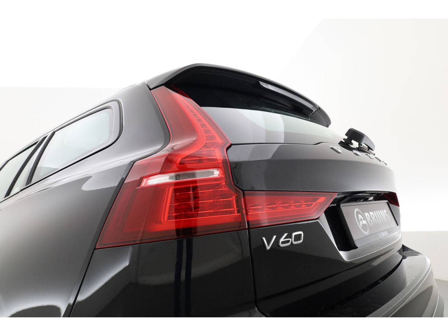 Volvo V60 2.0 T6 Plug-in hybrid AWD Plus Dark | Leer | Stoel + stuuverwarming | Camera |