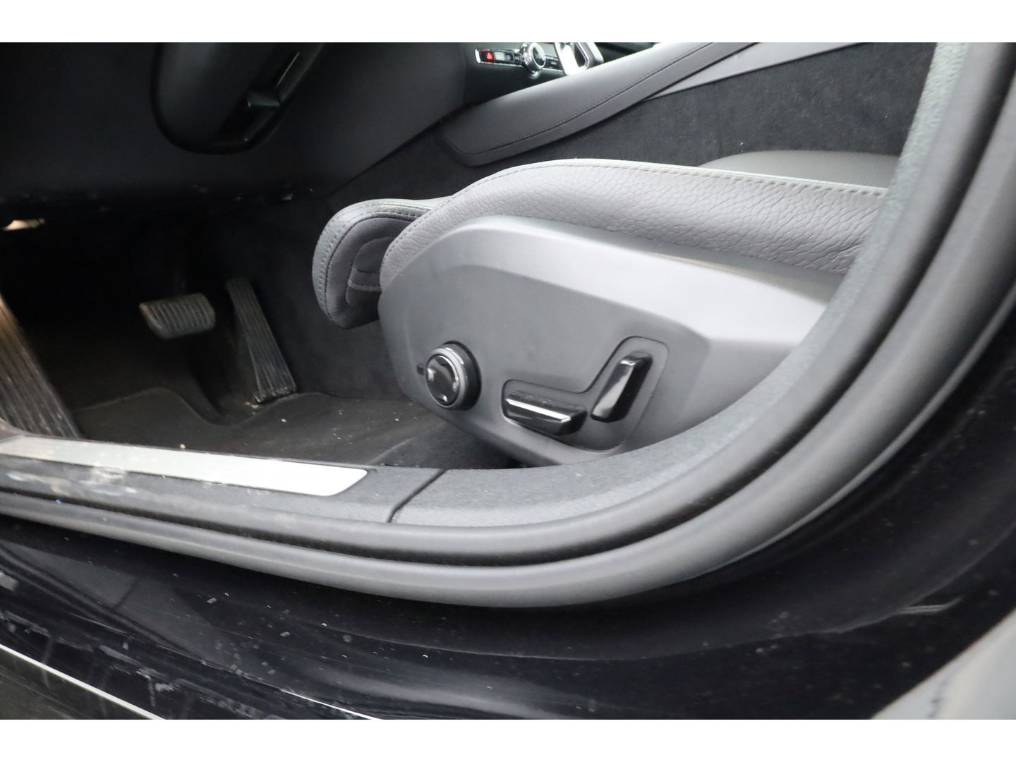 Volvo V60 2.0 T6 Plug-in hybrid AWD Plus Dark | Leer | Stoel + stuuverwarming | Camera |