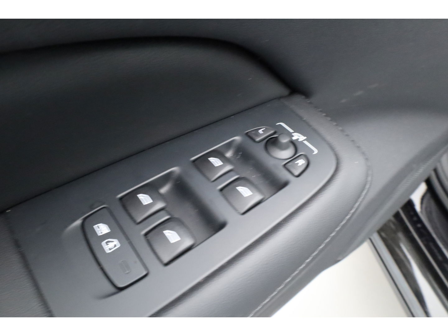 Volvo V60 2.0 T6 Plug-in hybrid AWD Plus Dark | Leer | Stoel + stuuverwarming | Camera |