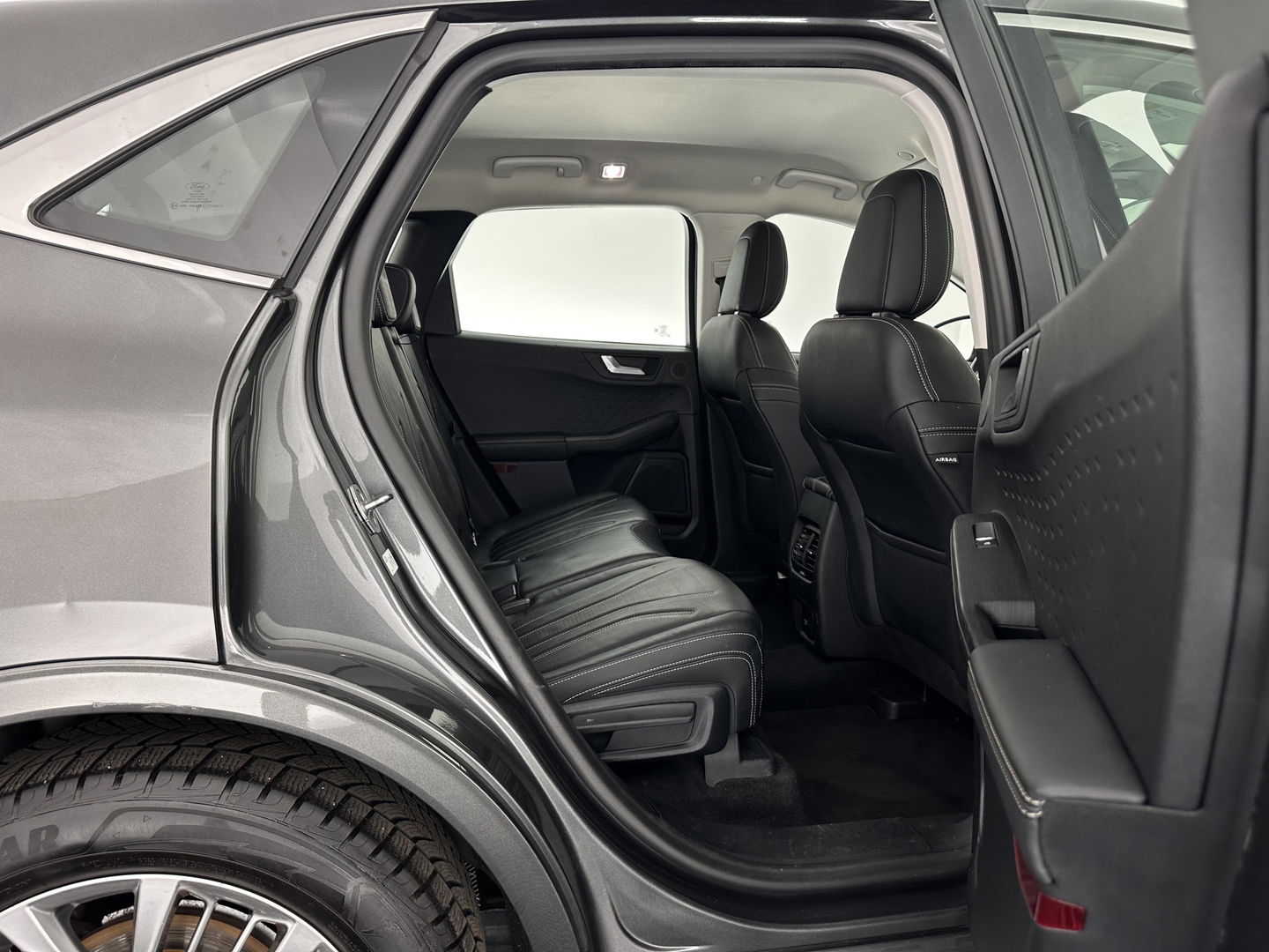 Ford Kuga 2.5 PHEV Vignale (Plug-In) (INCL-BTW) Aut. *HEAD-UP | LEATHER | DIGI-COCKPIT | FULL-LED | KEYLESS | DAB | CARPLAY | NAVI-FULLMAP | MEMORY-PACK | HEATED-COMFORTSEATS | PRIVACYGLASS | TOWBAR | 18''ALU*