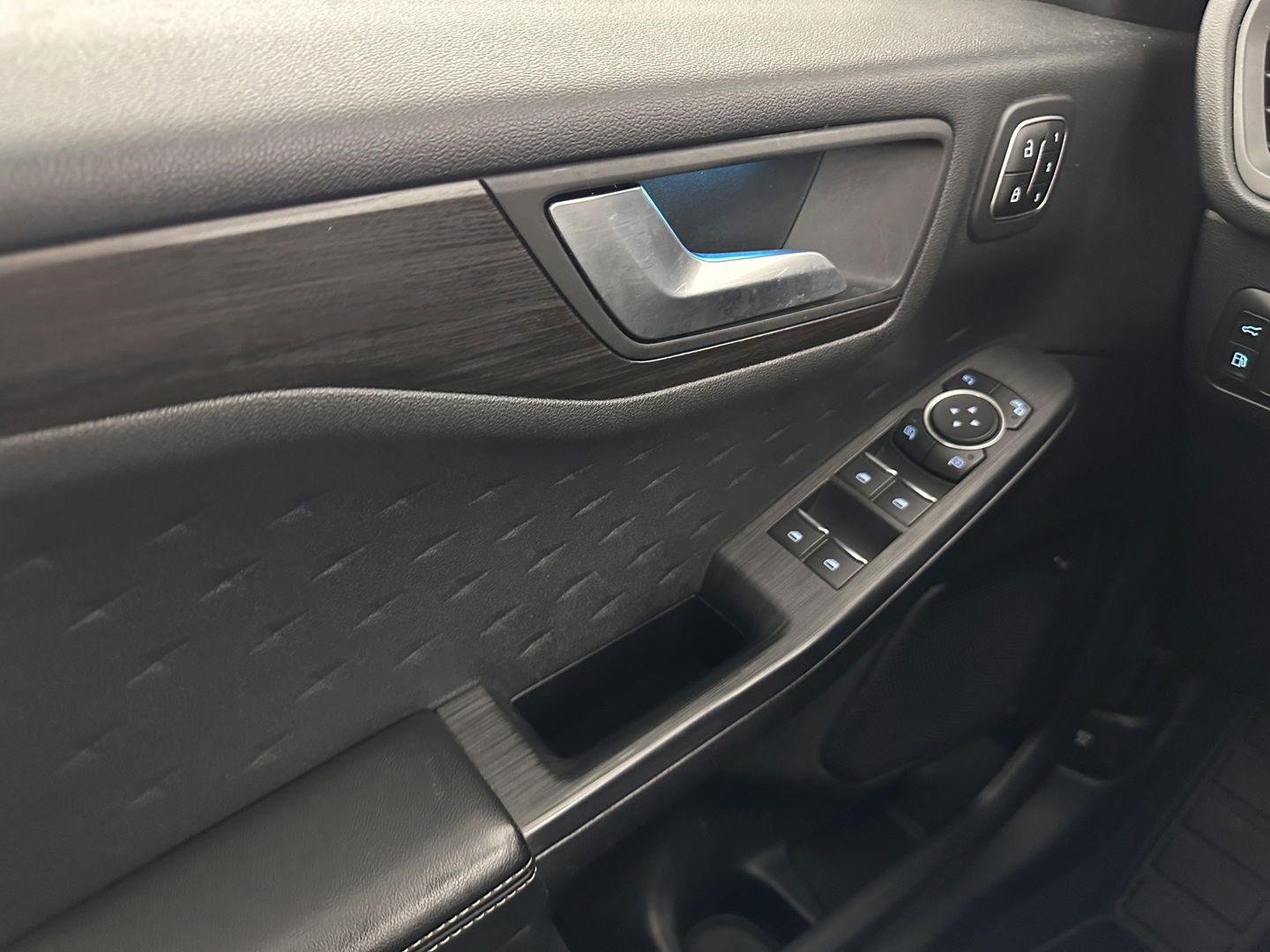 Ford Kuga 2.5 PHEV Vignale (Plug-In) (INCL-BTW) Aut. *HEAD-UP | LEATHER | DIGI-COCKPIT | FULL-LED | KEYLESS | DAB | CARPLAY | NAVI-FULLMAP | MEMORY-PACK | HEATED-COMFORTSEATS | PRIVACYGLASS | TOWBAR | 18''ALU*